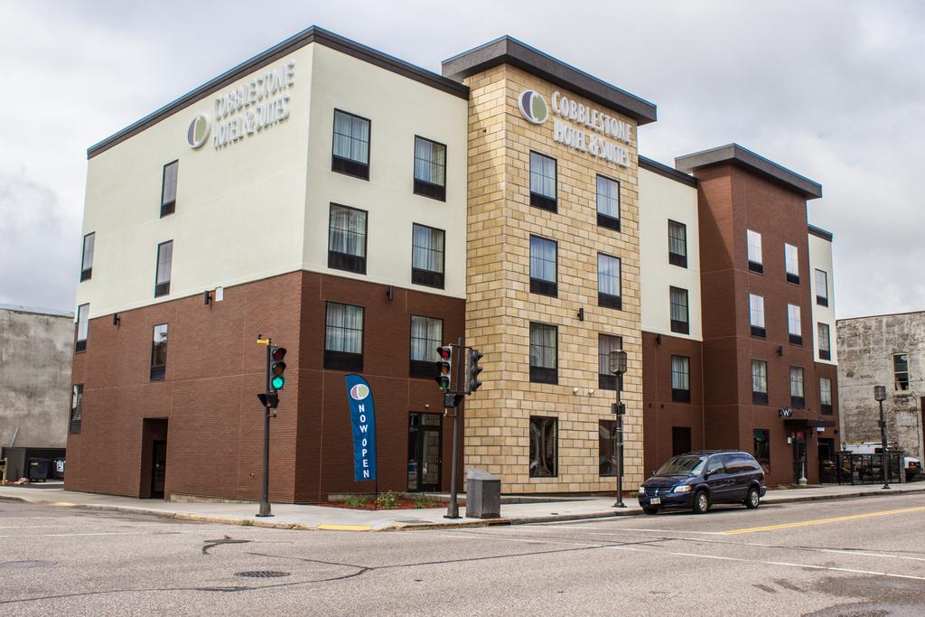 Cobblestone Hotel and Suites - Chippewa Falls