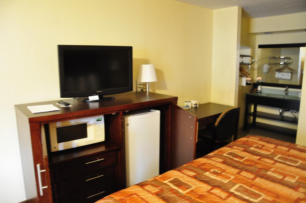 Days Inn and Suites - Little Rock Airport