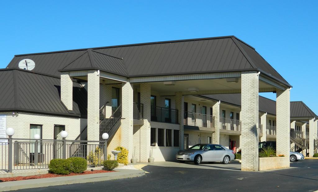 Deluxe Inn and Suites