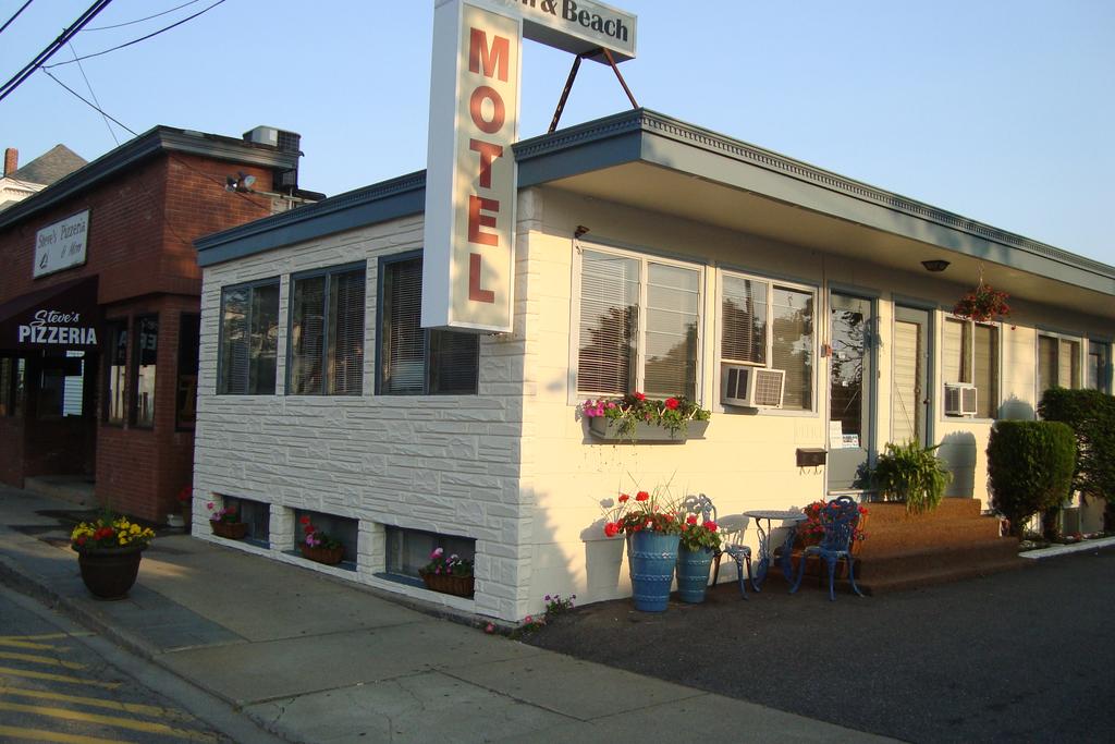 Town and Beach Motel