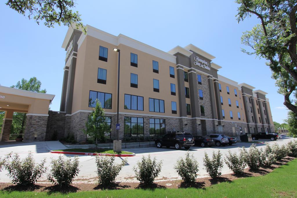 hampton suites dallas market