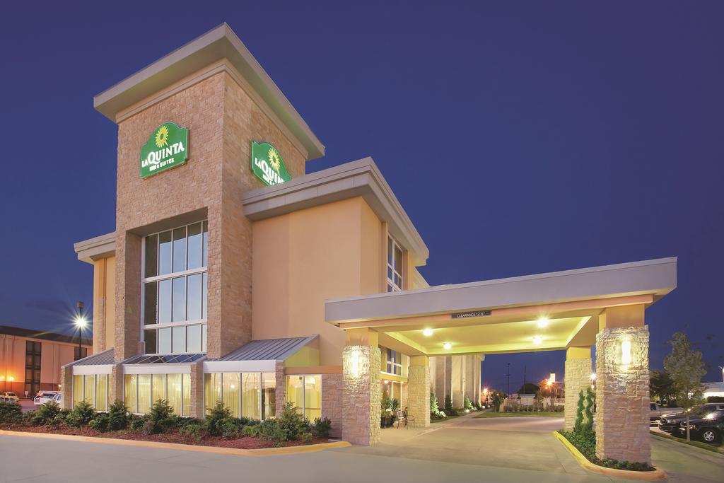 La Quinta Inn and Suites Dallas I-35 Walnut Hill Ln