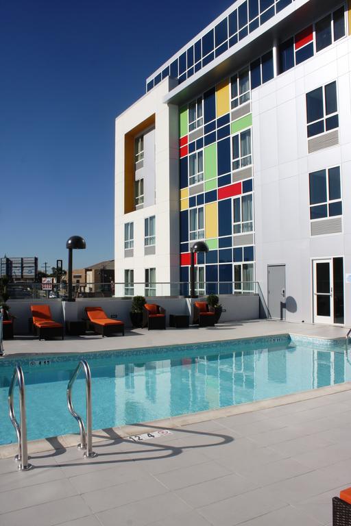 Holiday Inn Express and Suites North Hollywood