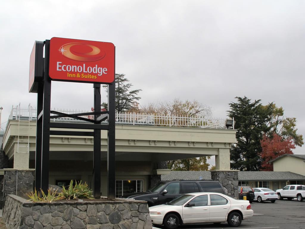 Econo Lodge Inn and Suites Central