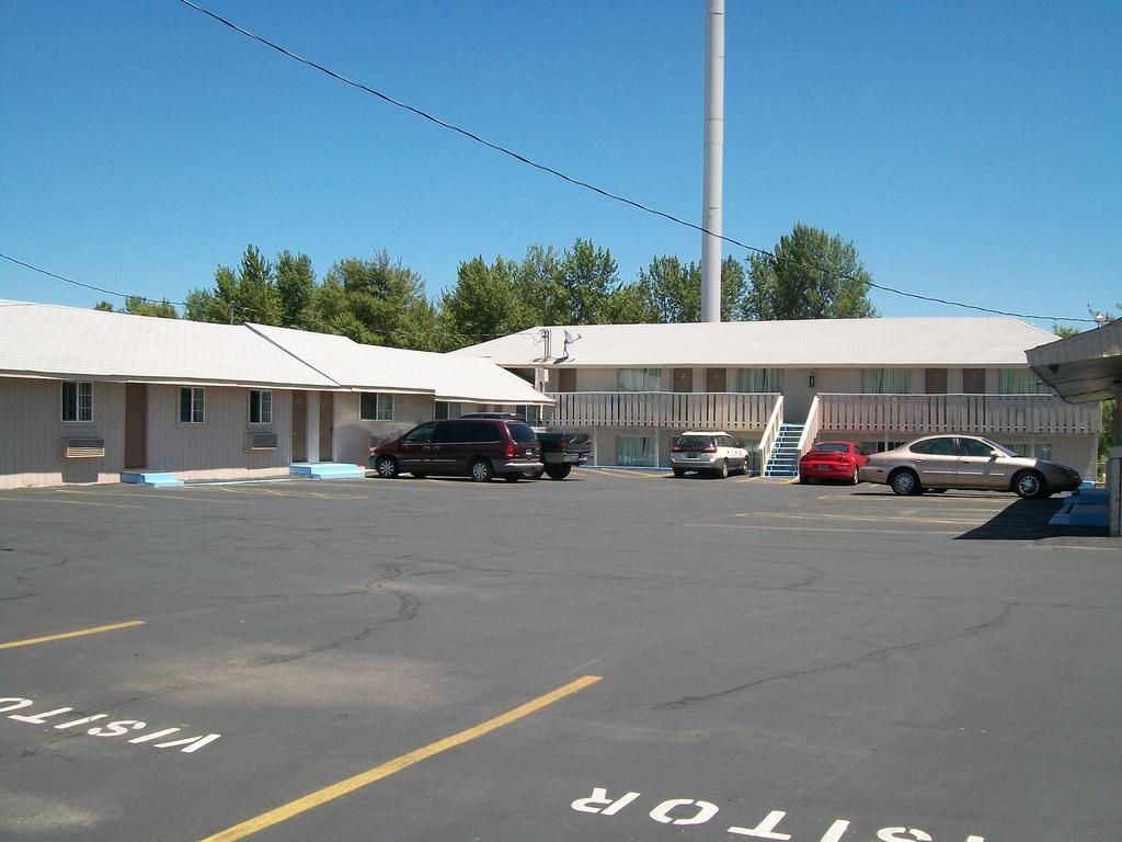 Plaza Motel