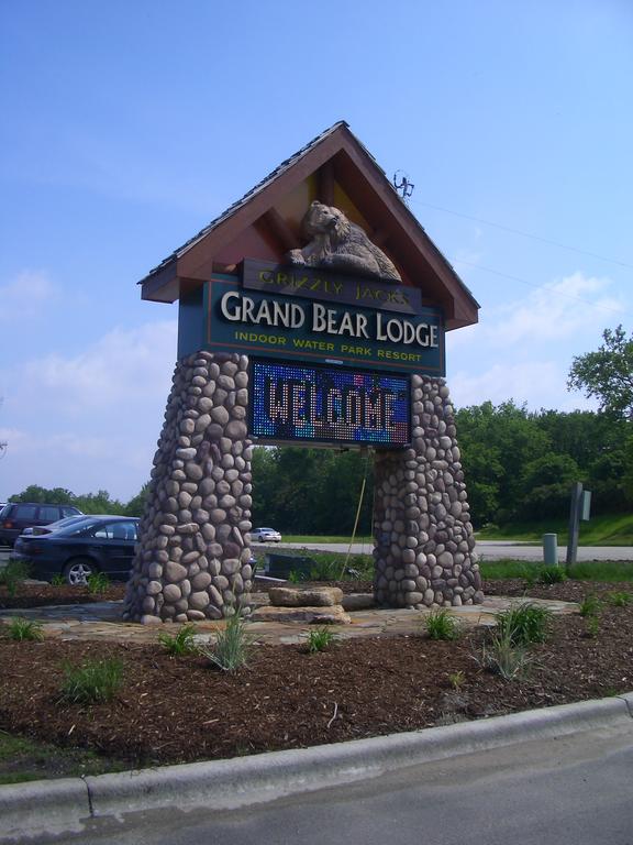 Grizzly Jacks Grand Bear Resort