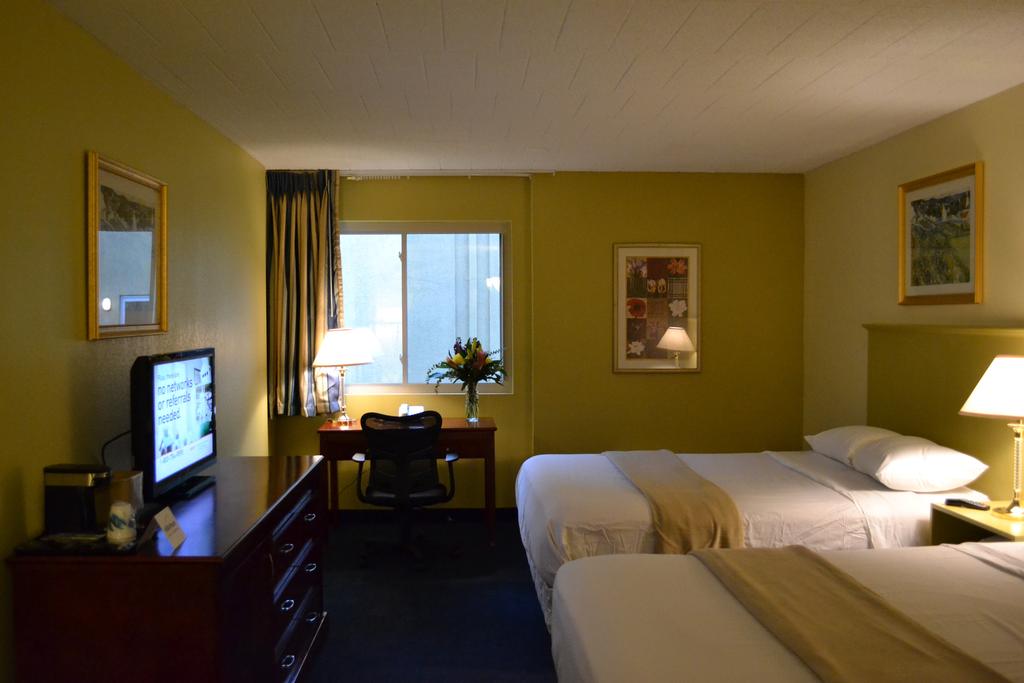 Travelodge Inn and Suites Bradley Airport Hartford North