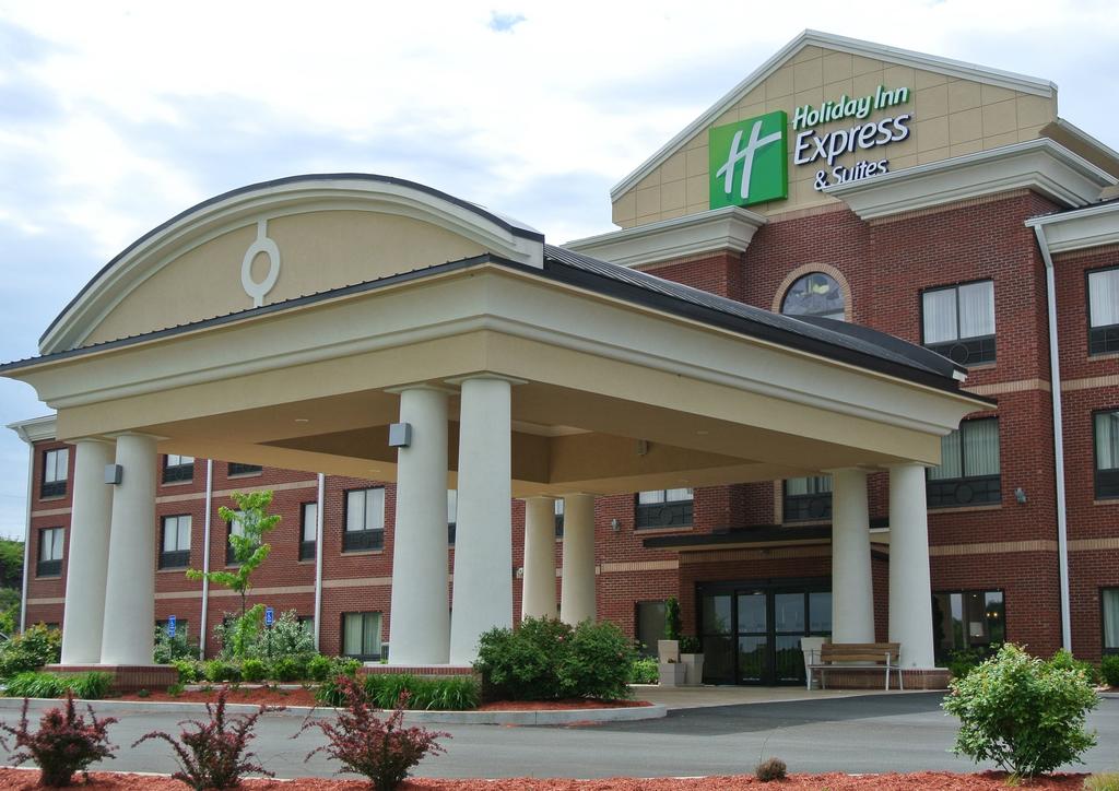 Holiday Inn Express Suites Bridgeport