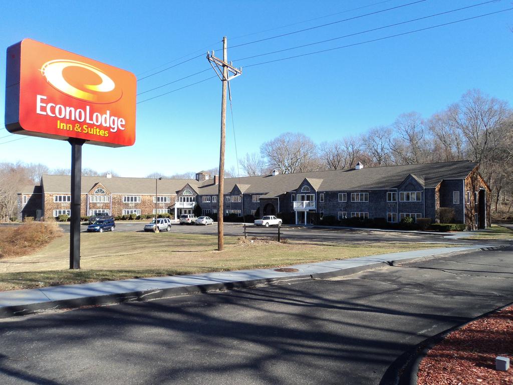 Econo Lodge Inn and Suites Groton