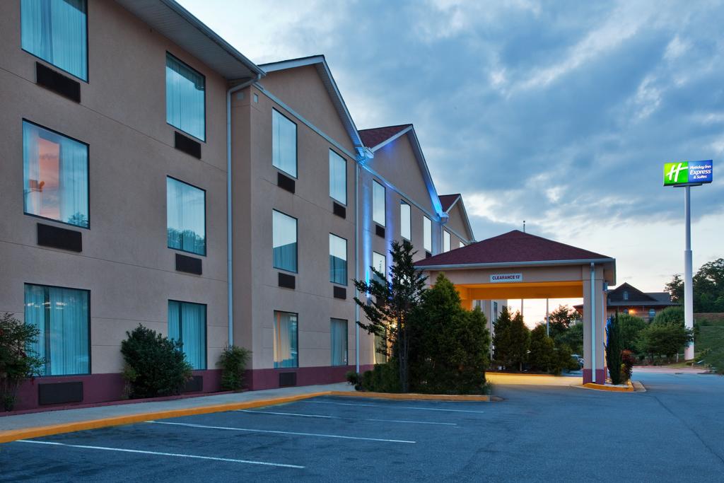 Holiday Inn Express Suites Hiawassee