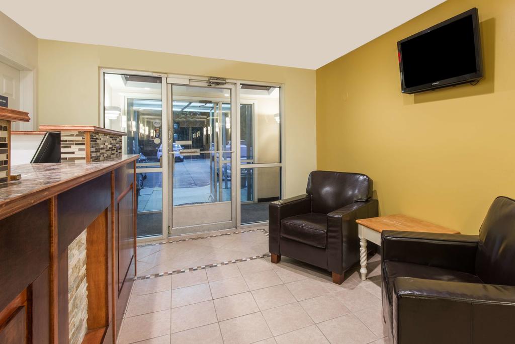 Days Inn and Suites Groton