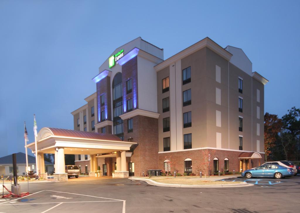 Holiday Inn Express Suites Hope Mills