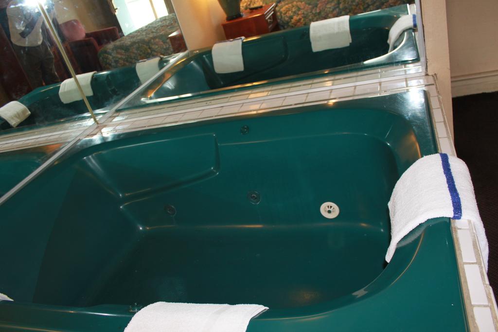 Jacuzzi Inn