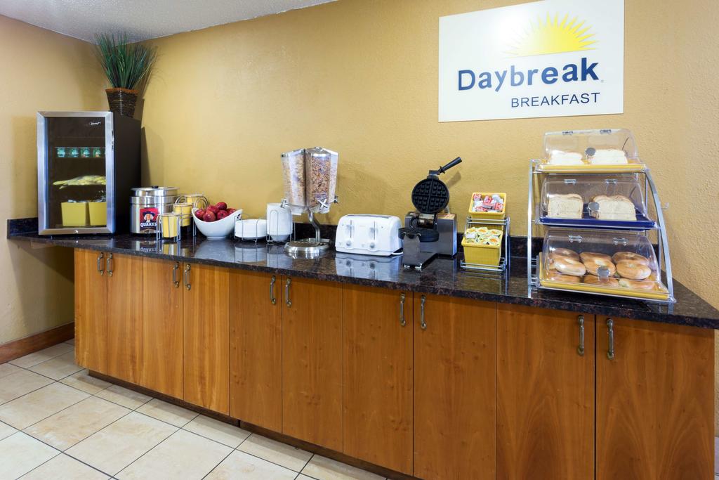 Days Inn and Suites Northwest Indianapolis