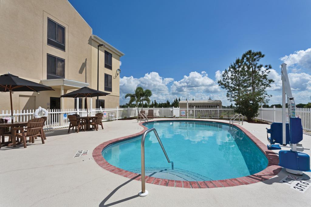 Holiday Inn Express Suites Sebring