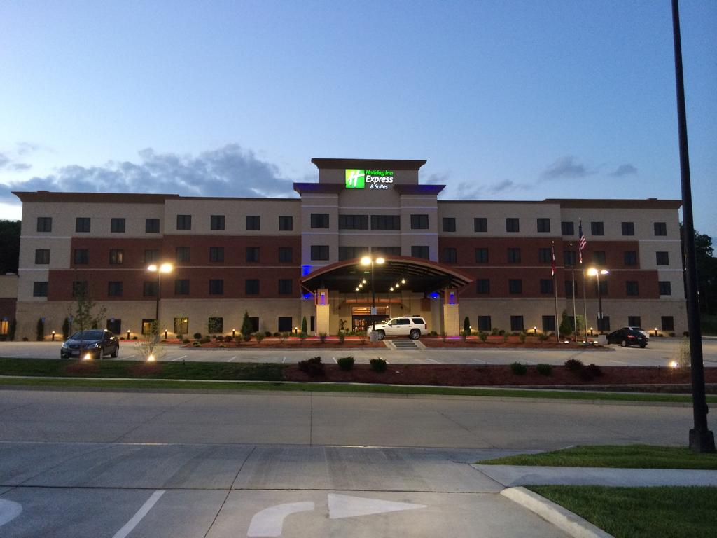 Holiday Inn Express and Suites Columbia Univ Area Hwy 63