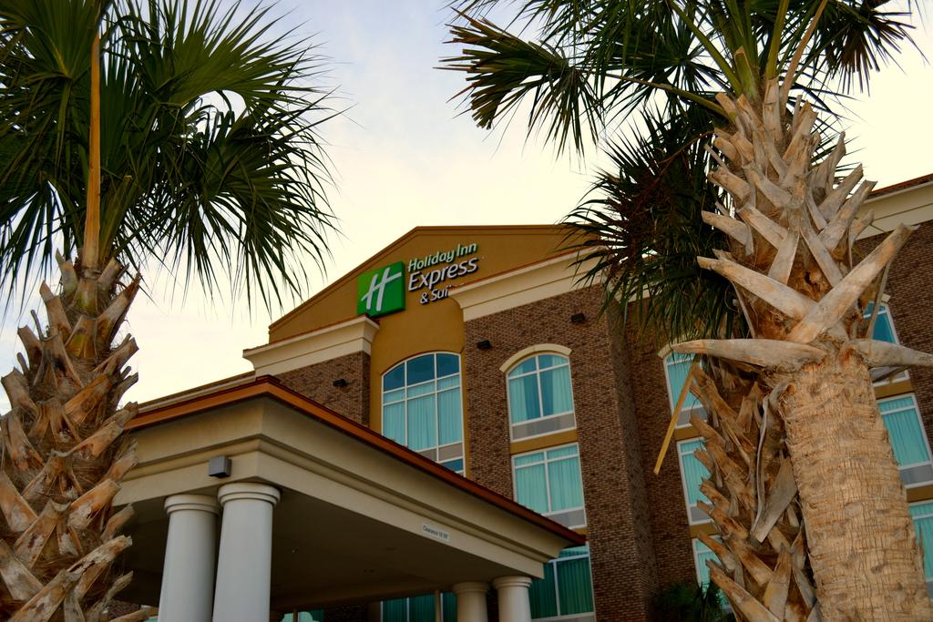 Holiday Inn Express Suites Airport Convention Center