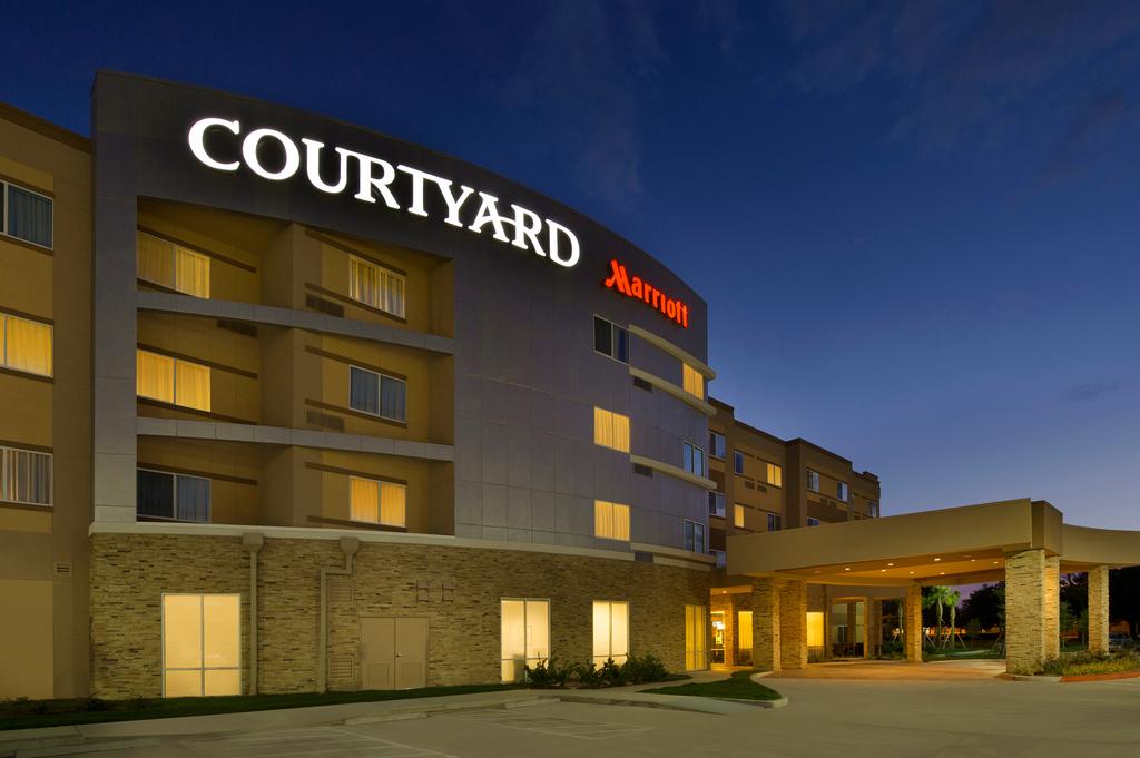 Courtyard Houston NW290 Corridor