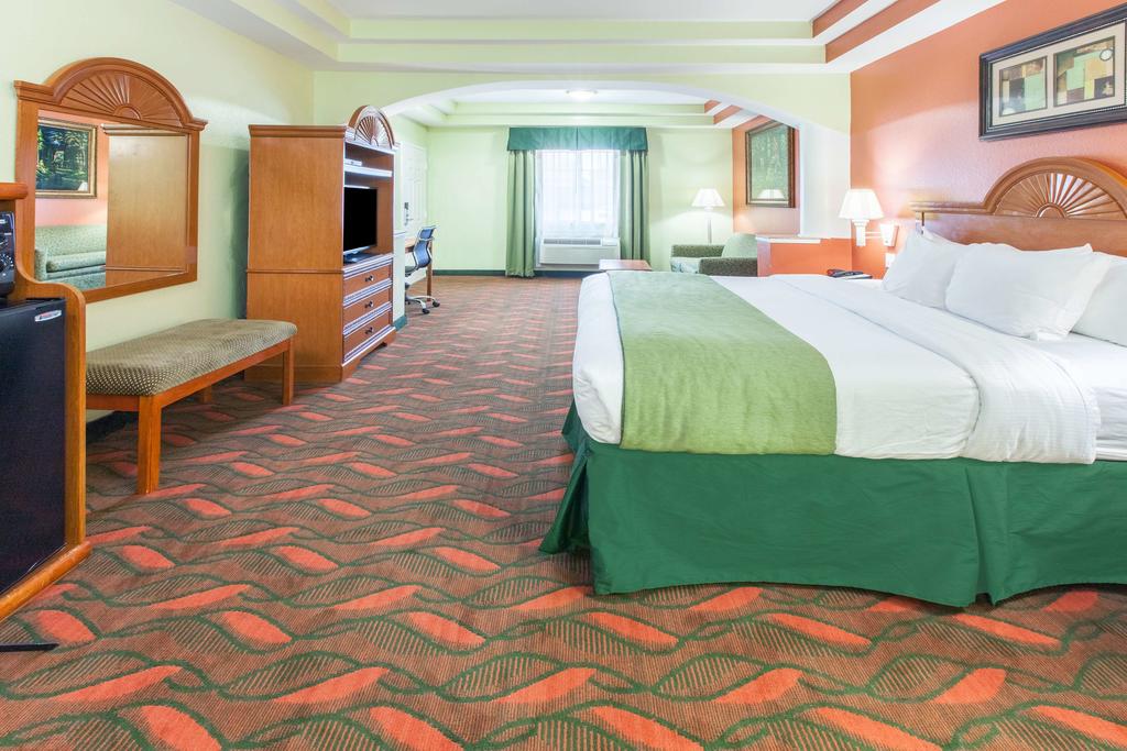 Days Inn and Suites Houston Hobby Airport