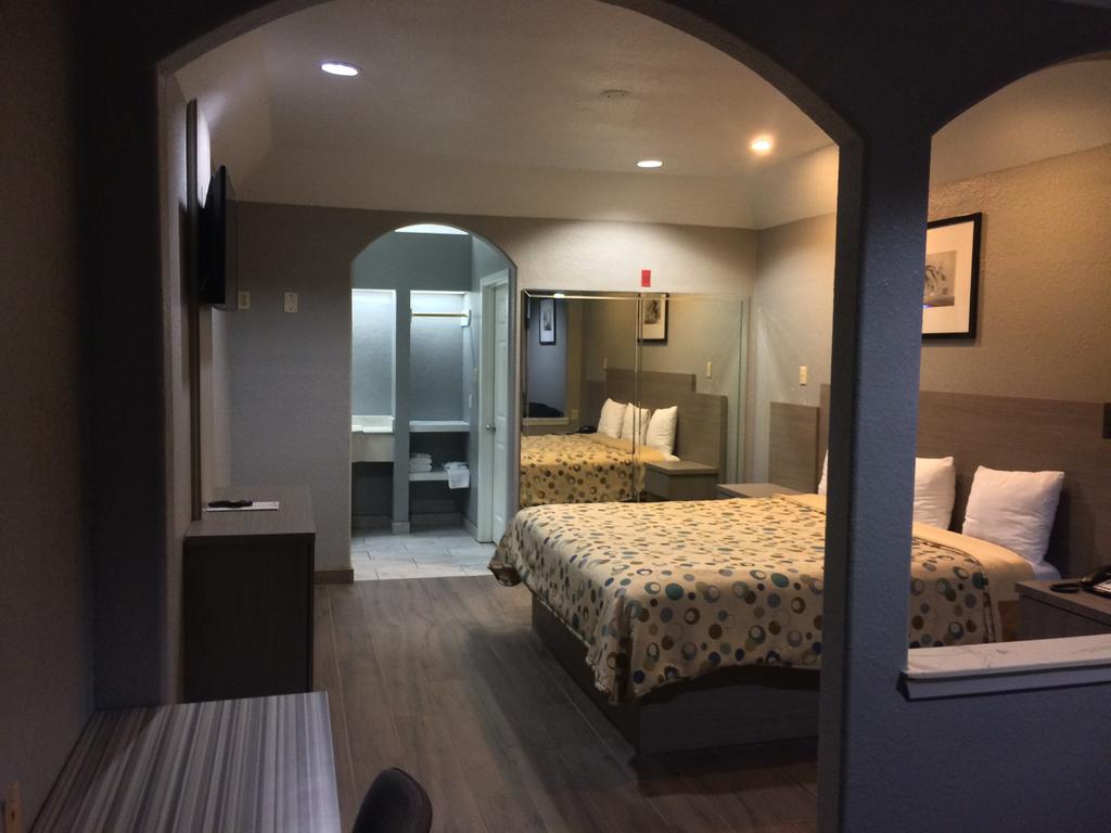 Island Suites Hobby Airport