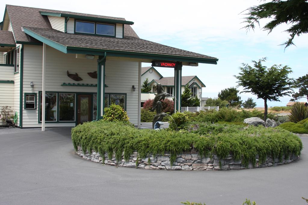 Emerald Dolphin Inn and Mini Golf