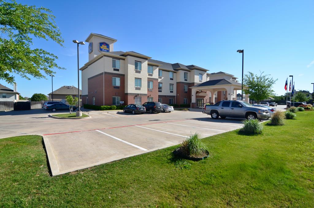 BEST WESTERN PLUS Lake Dallas Inn and Suites