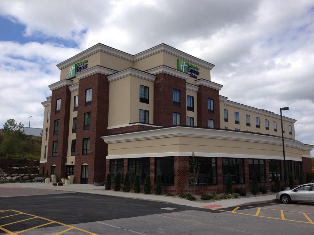 Holiday Inn Express and Suites Geneva Finger Lakes