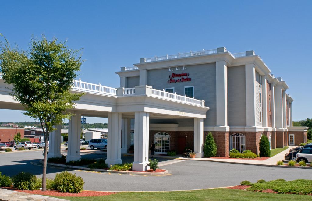 Hampton Inn and Suites Middletown - RI