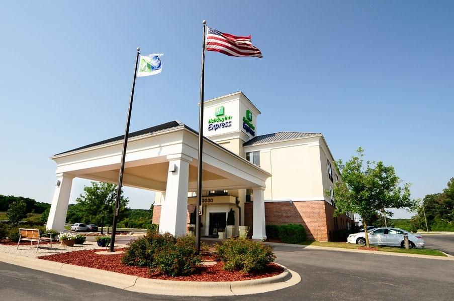 Holiday Inn Express Suites Delafield