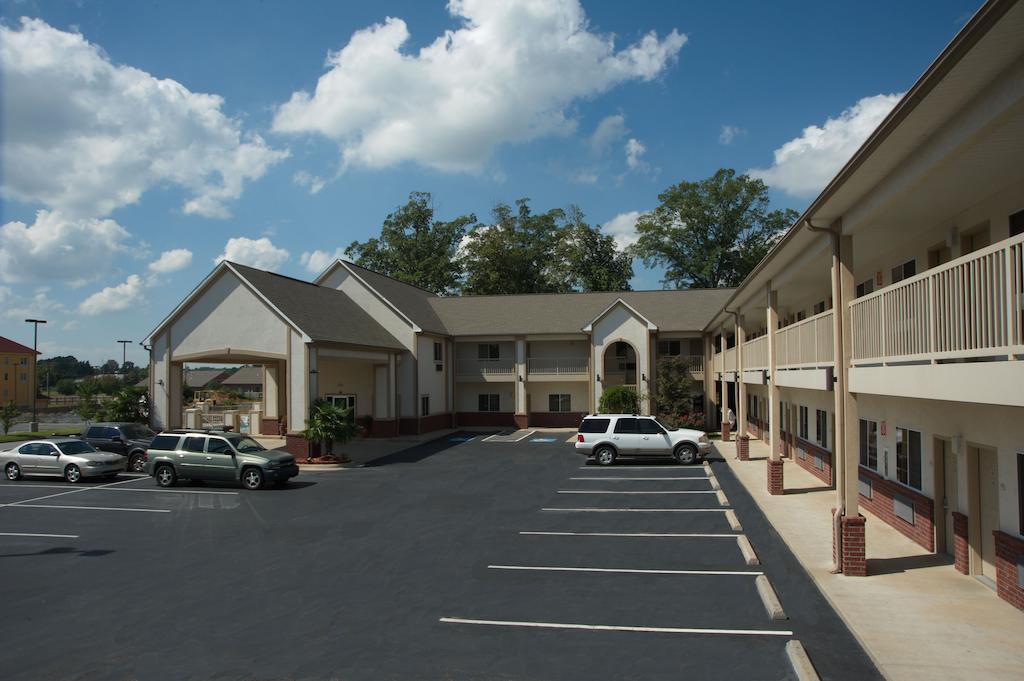 Econo Lodge Inn and Suites