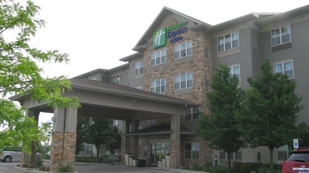 Holiday Inn Express and Suites Chicago West-Rosell