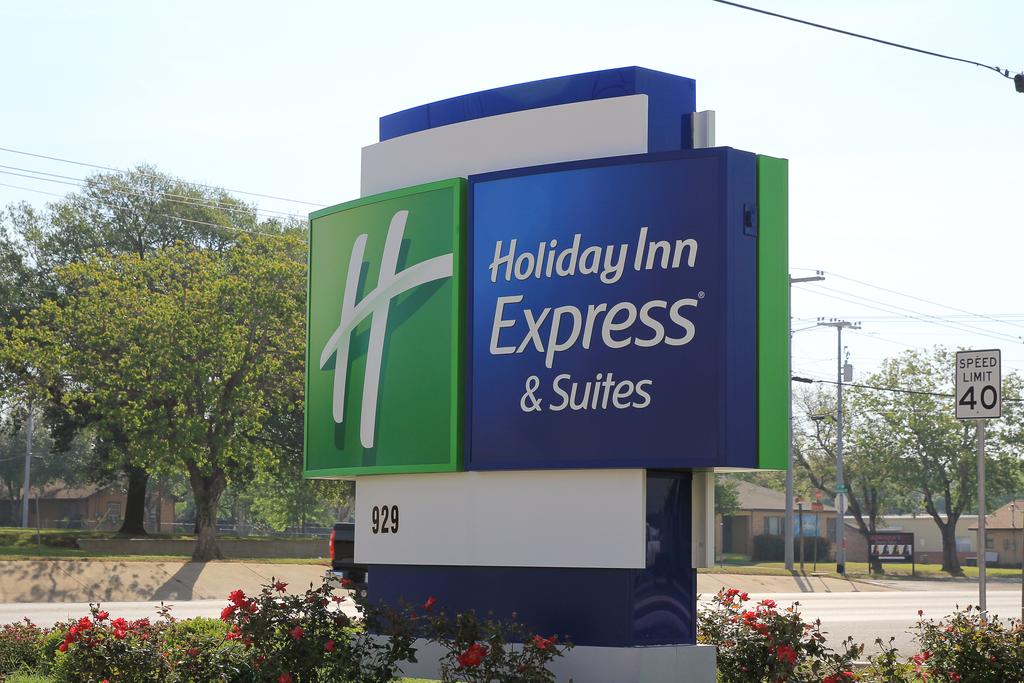 Holiday Inn Express and Suites Floresville