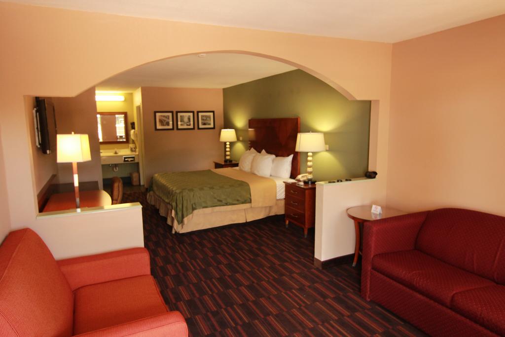 Quality Inn and Suites Warner Robins