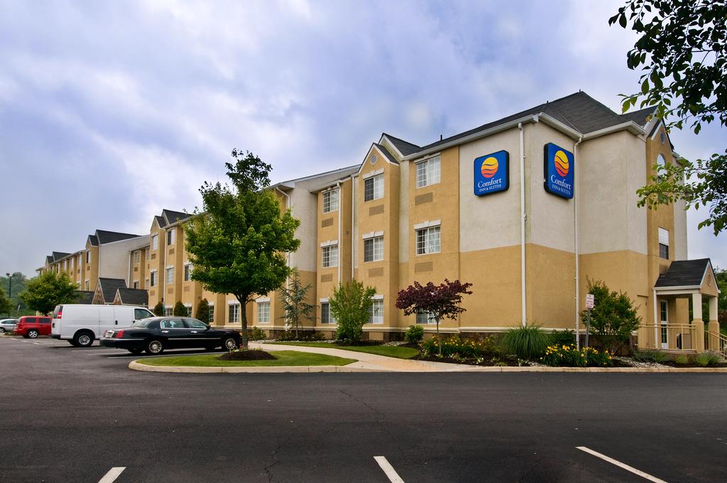 Comfort Inn and Suites Airport Dulles-Gateway