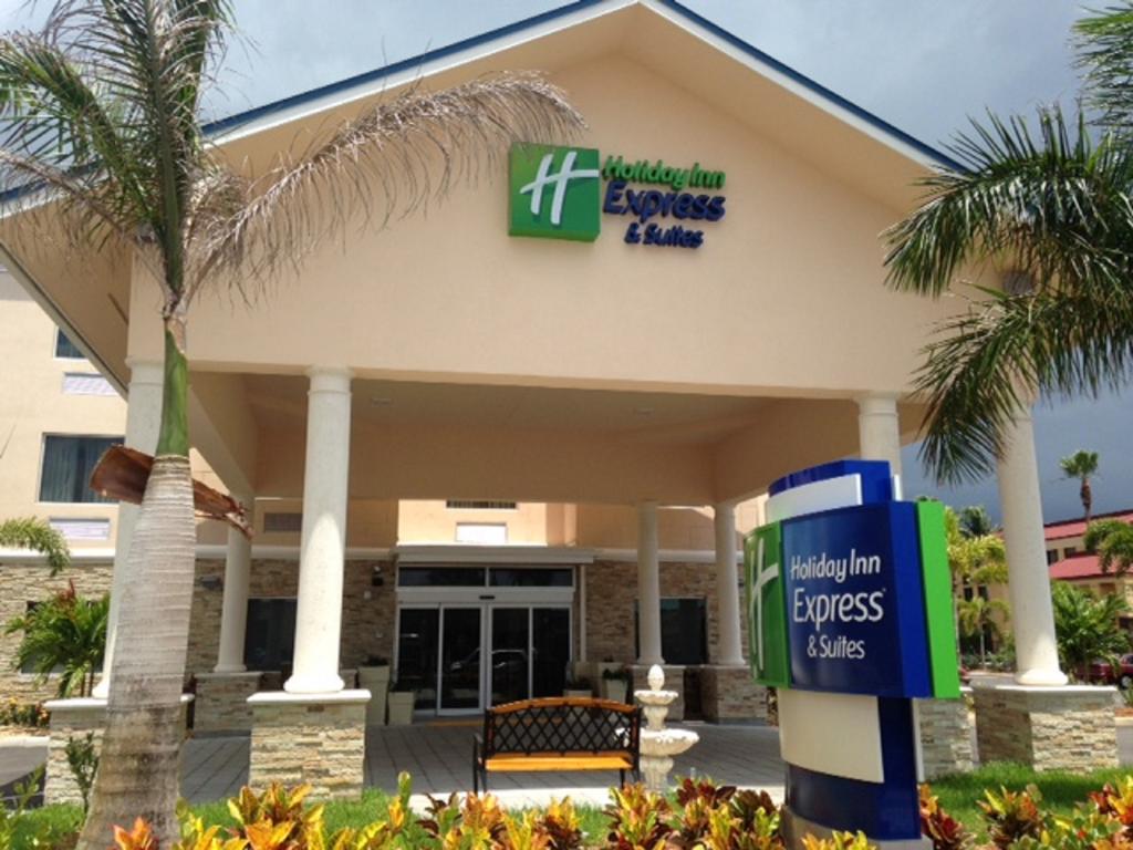 Holiday Inn Express and Suites Lantana