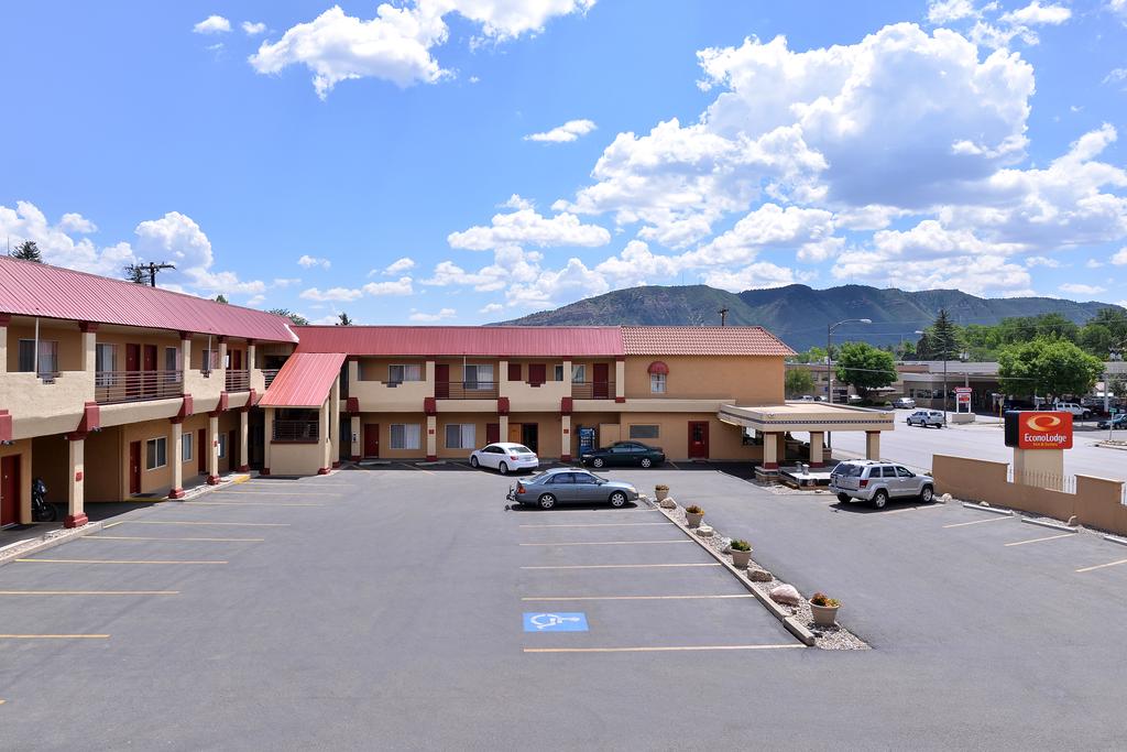 Econo Lodge Inn and Suites