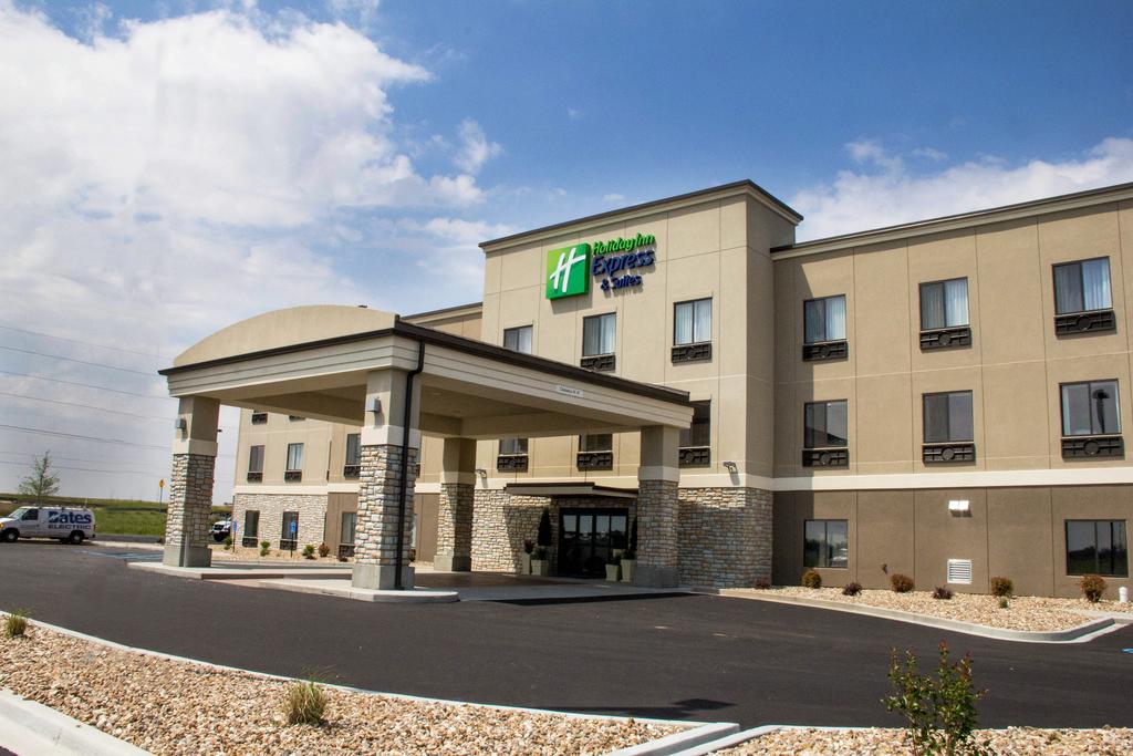 Holiday Inn Express Suites Sikeston Southwest