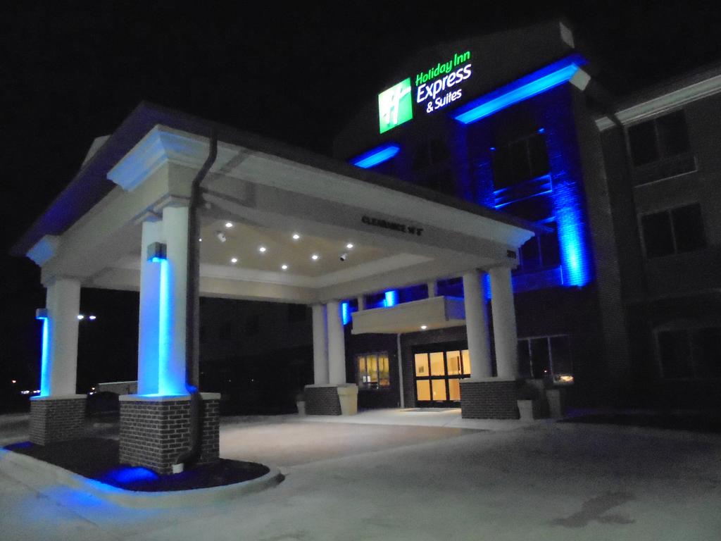 Holiday Inn Express and Suites Nevada