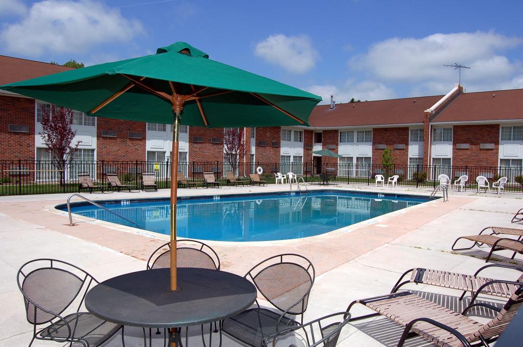 Rodeway Inn and Suites Bradley Airport