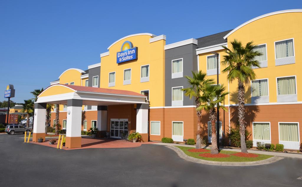 Days Inn and Suites - Savannah North-I-95