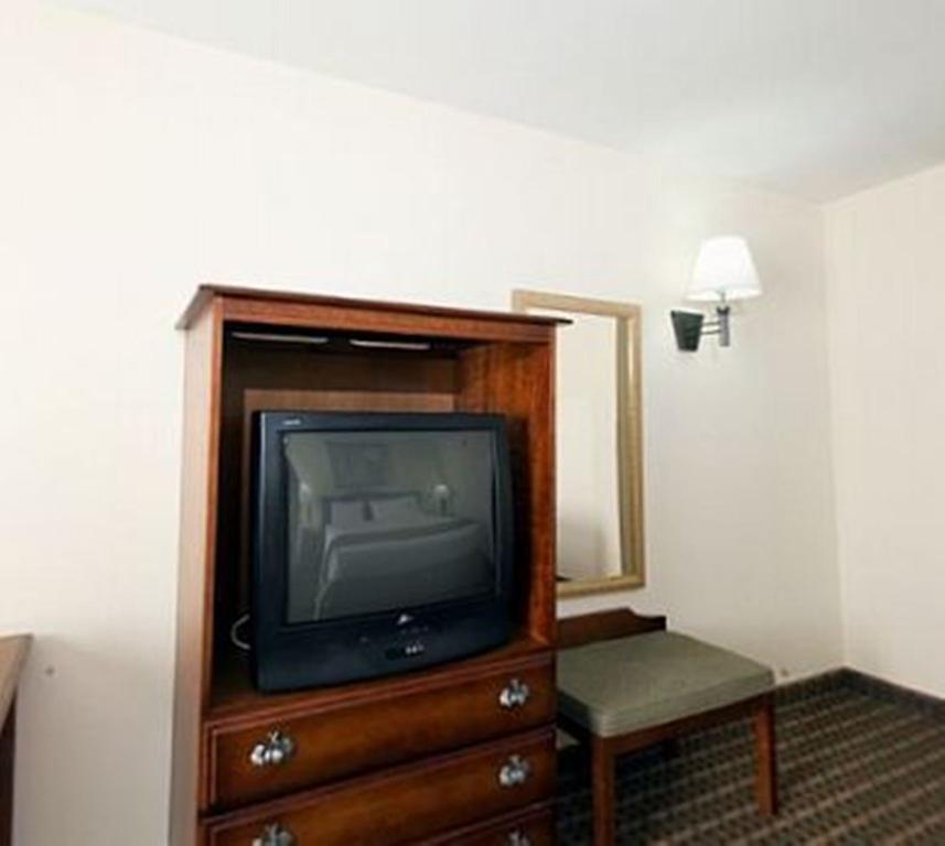 Holiday Inn Express and Suites Meridian