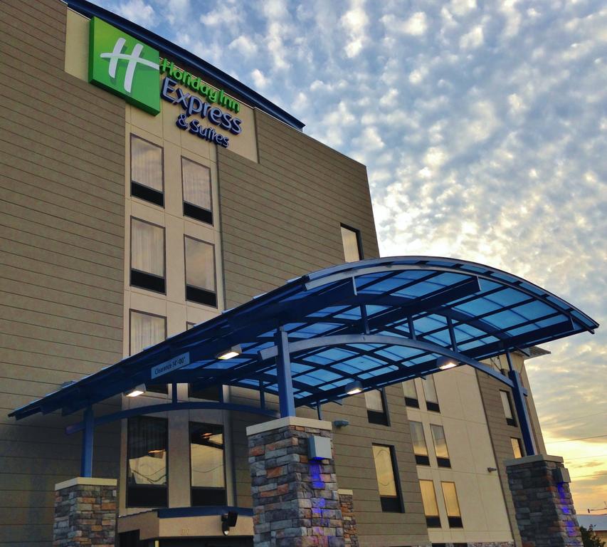 Holiday Inn Express and Suites Jackson Downtown Coliseum