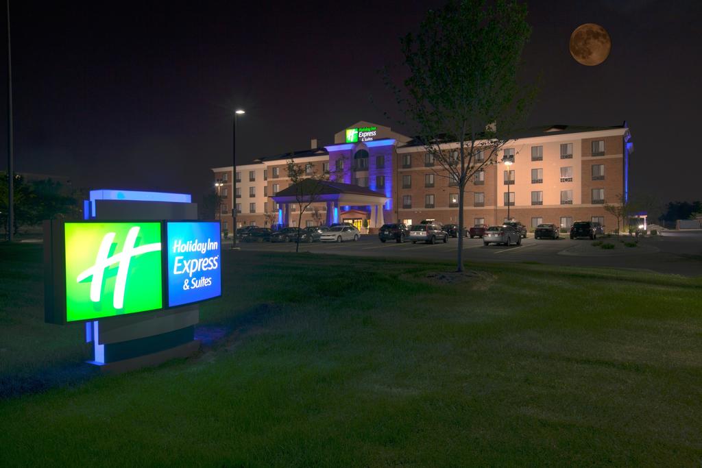 Holiday Inn Express and Suites Detroit North - Troy