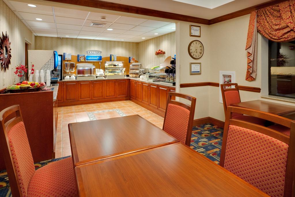 Holiday Inn Express Suites Easton