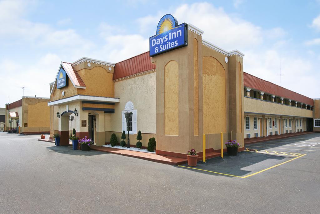 Days Inn and Suites Terre Haute