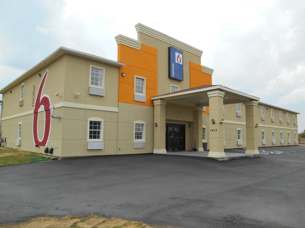 Motel 6 Jourdanton