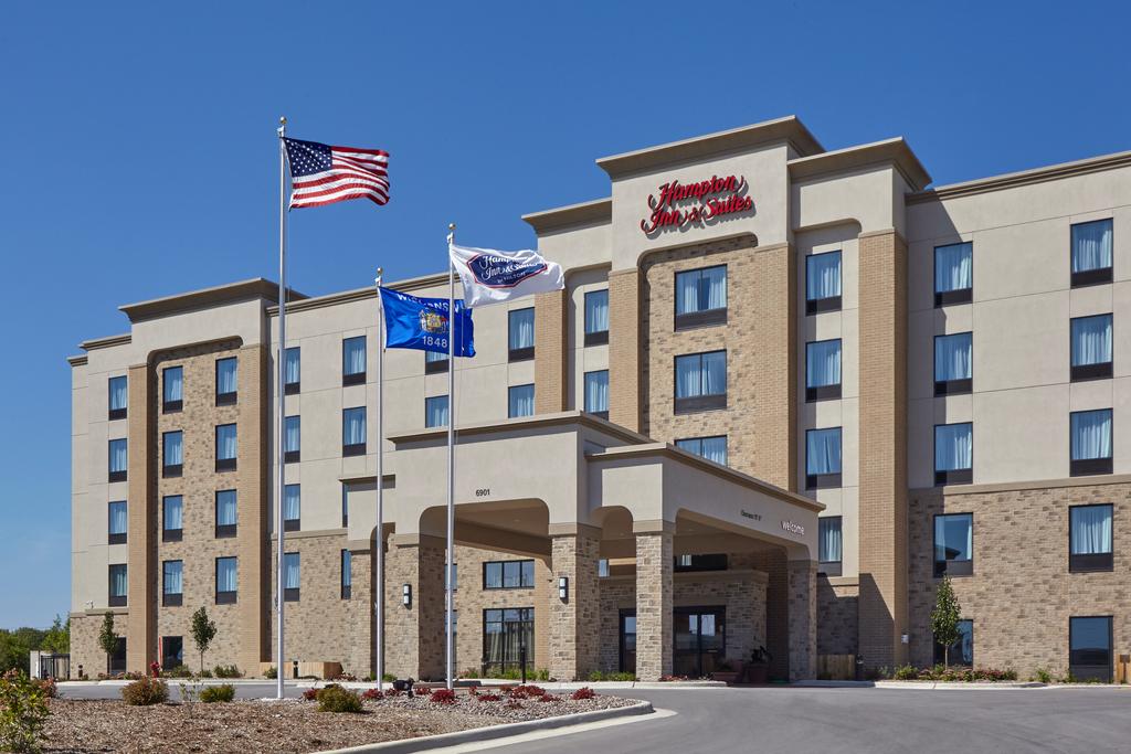 Hampton Inn and Suites Milwaukee-Franklin