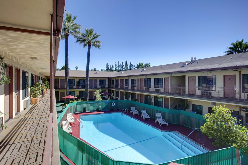 Studio City Court Yard Hotel