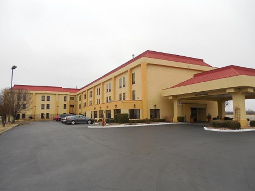 Pine Bluff Inn and Suites