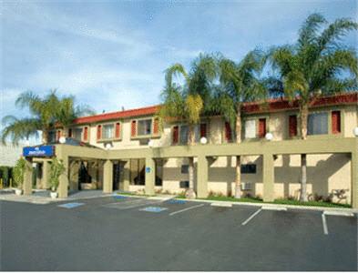 Howard Johnson Inn and Suites Reseda